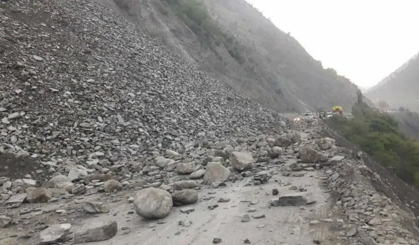 Heavy rainfall triggers road blockades in Rajouri district