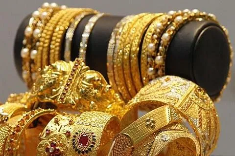 Gold Retreats From Record Level; Silver Plunges Rs 1,000 - Greater Kashmir