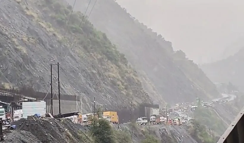 One-way traffic allowed for LMVs on Jammu-Srinagar NW, Mughal Road open