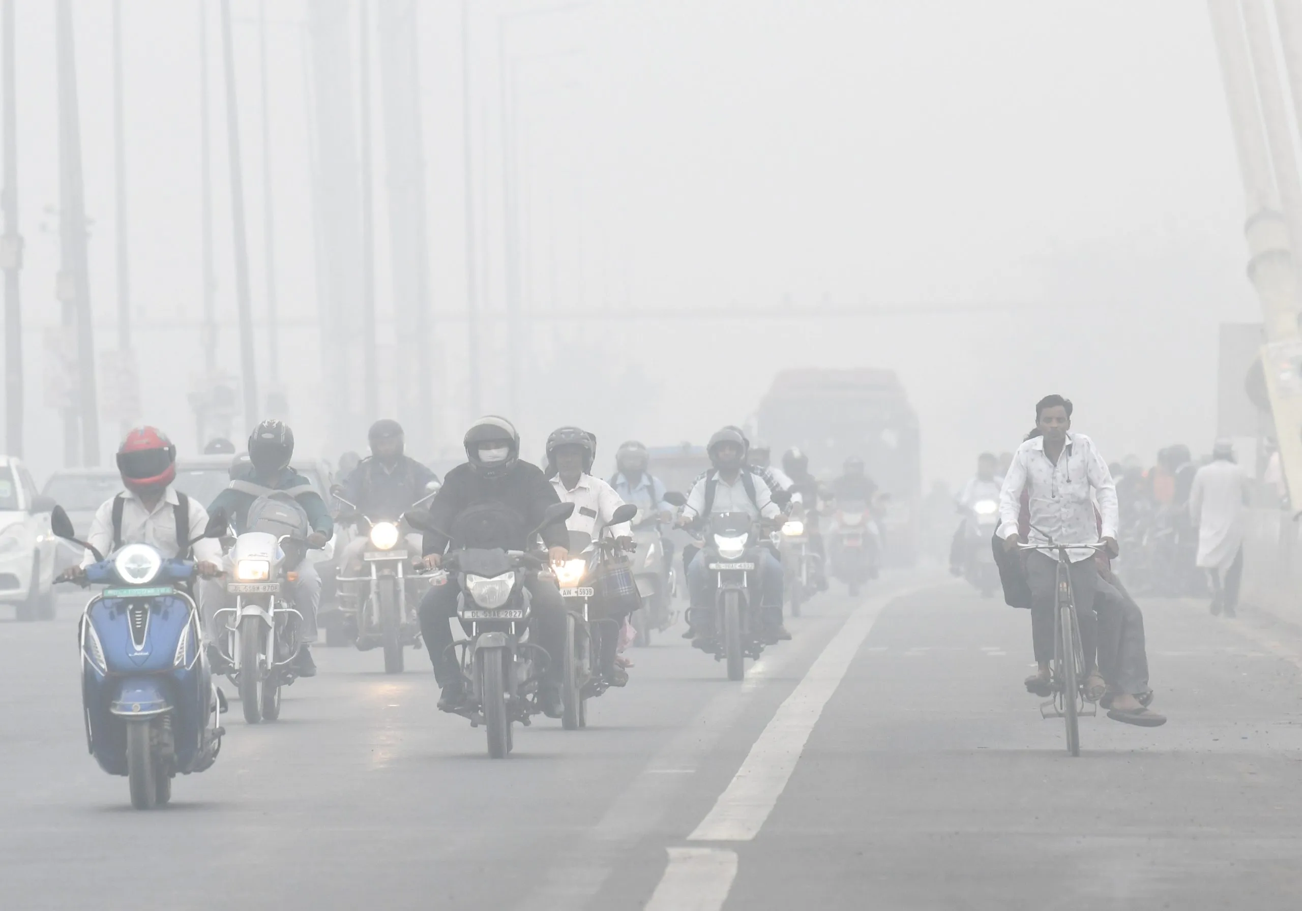 Thick smog engulfs Delhi as air quality turns 'severe', AQI soared to 413