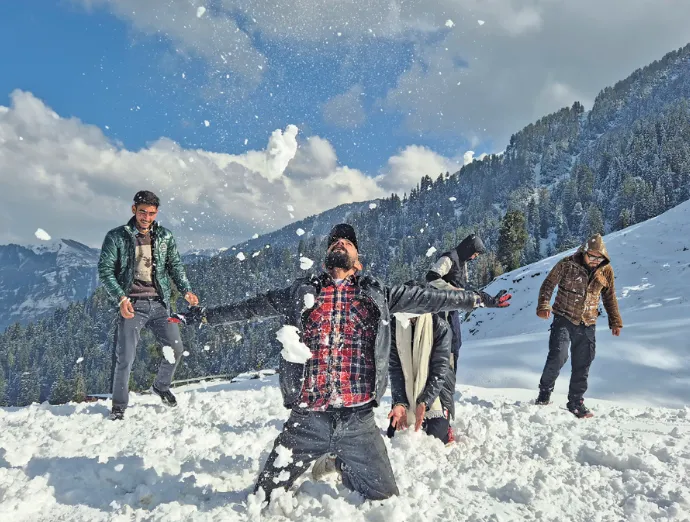 Bhaderwah season’s first snowfall Greater Kashmir