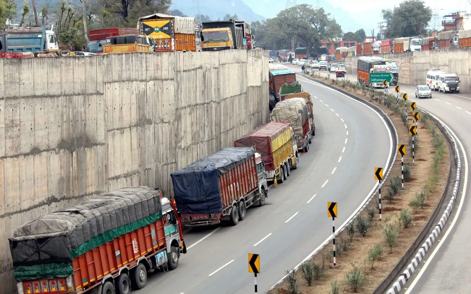 Kashmir fruit growers count losses as highway stays shut