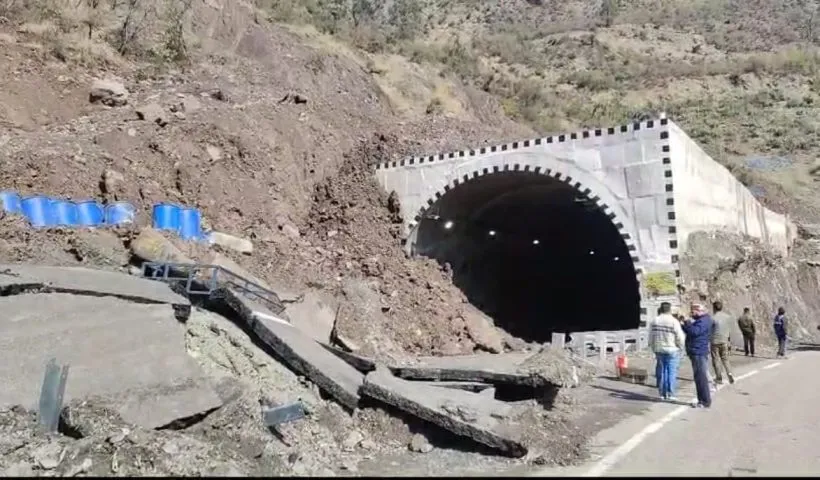 Kashmir highway closed for 2nd day; road sinks outside Peerah tunnel