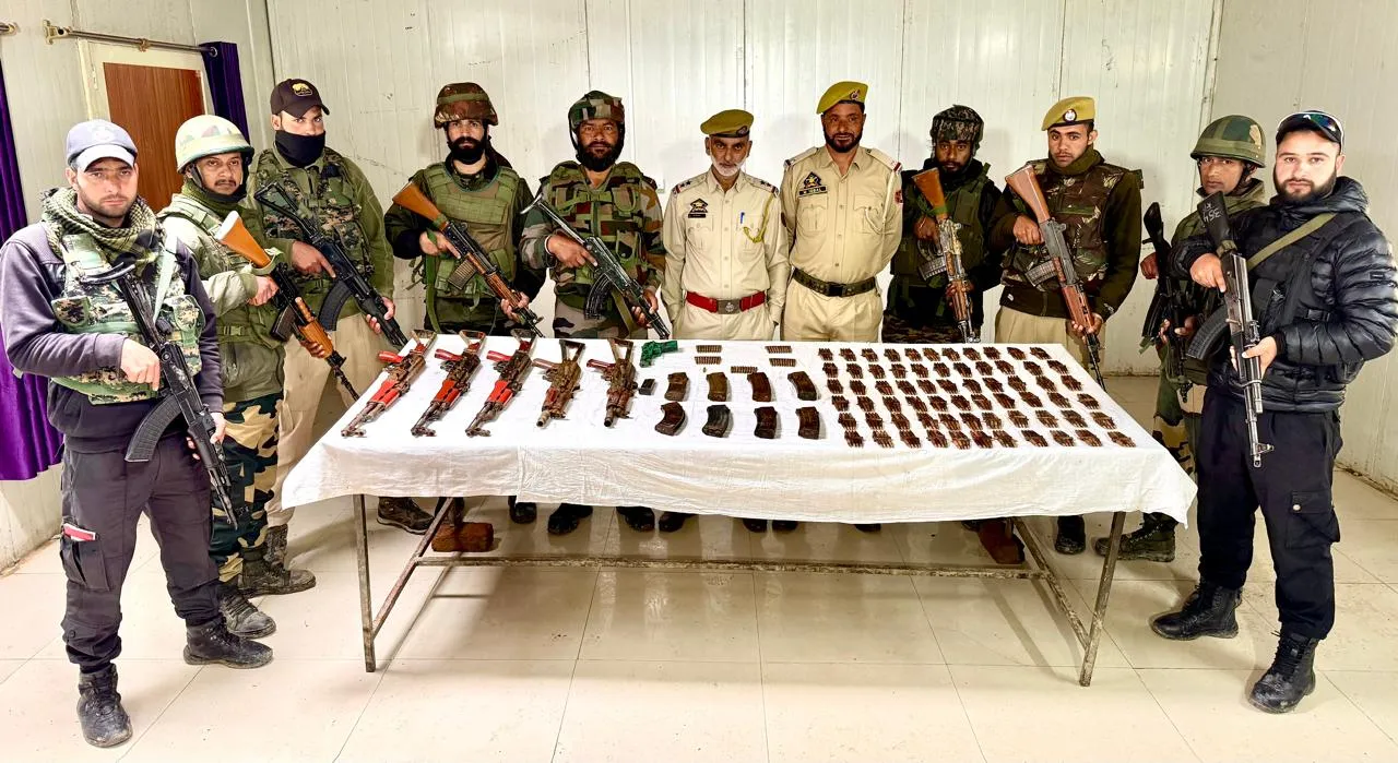 जम्मू-कश्मीर के कुपवाड़ा में आतंकवादी ठिकाने का भंडाफोड़, भारी मात्रा में हथियार जब्त: पुलिस