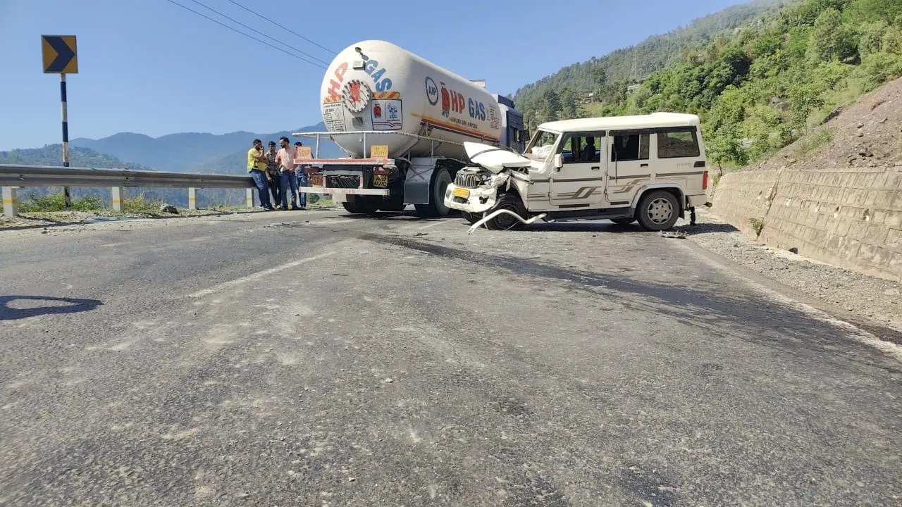 Escort vehicle of AICC Gen Sec Ghulam Ahmed Mir collides with truck; one injured