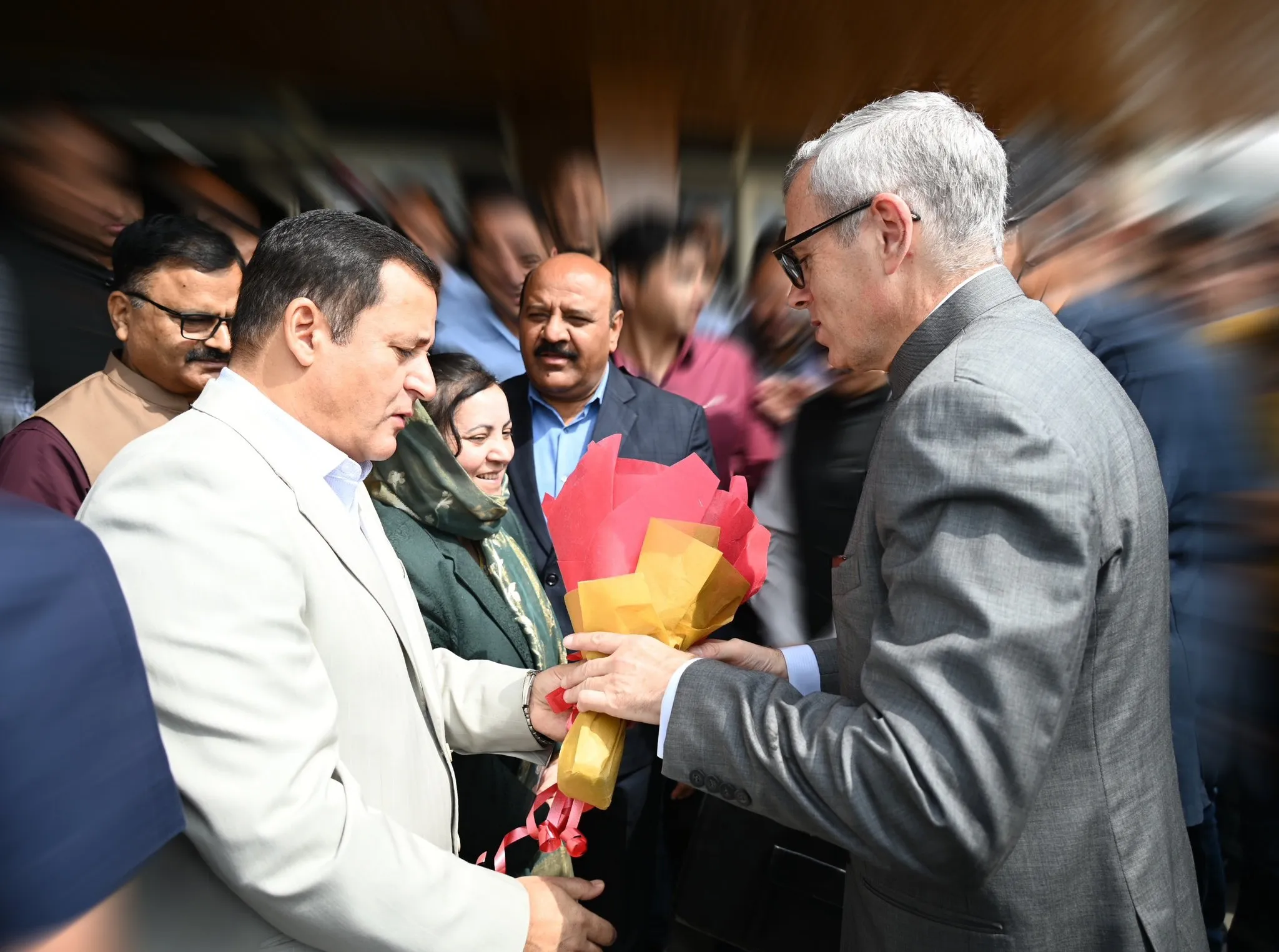 जम्मू-कश्मीर सरकार के शीर्ष अधिकारी छह महीने जम्मू में रहने के बाद श्रीनगर लौटे