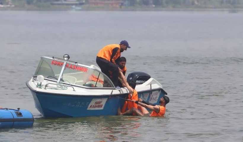Srinagar Police, Tourist Police, SDRF conduct mock drill in Dal Lake for emergency preparedness
