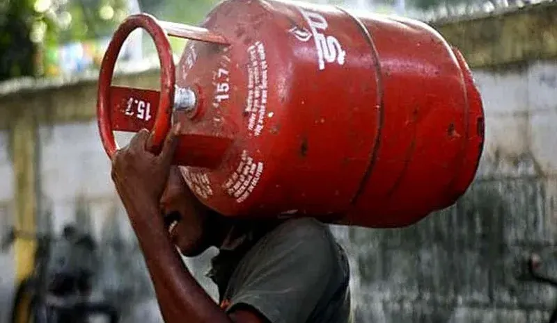 Middle East crisis triggers panic buying in Kashmir