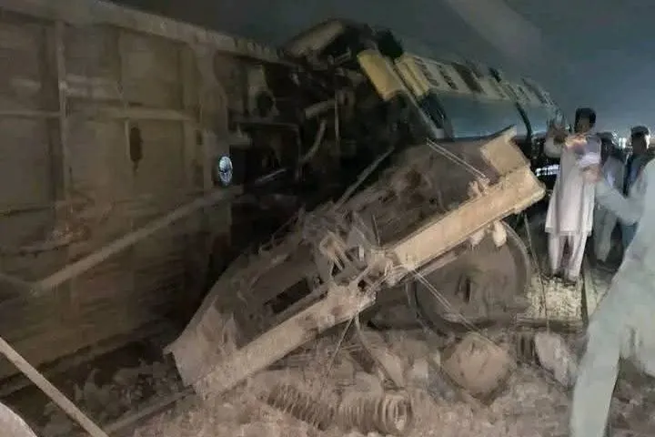 At least 30 injured after several coaches of passenger train derail in Pakistan