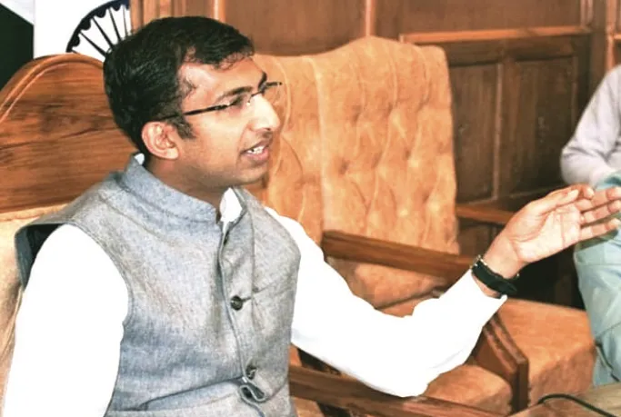 Div Com calls for vibrant winter tourism activities at Sonamarg