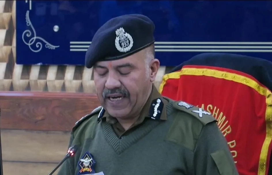 DGP visits forward area near IB in Jammu, interacts with VDGs