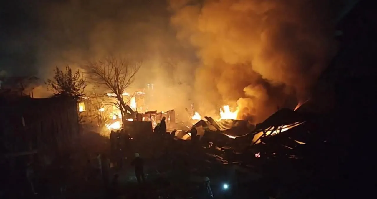 Midnight blaze destroys timber units, commercial building in Srinagar’s Munawarabad