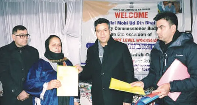 ‘Prashasan Gaon Ki ore’: DC Budgam chairs public darbar at Khansahib under good governance week