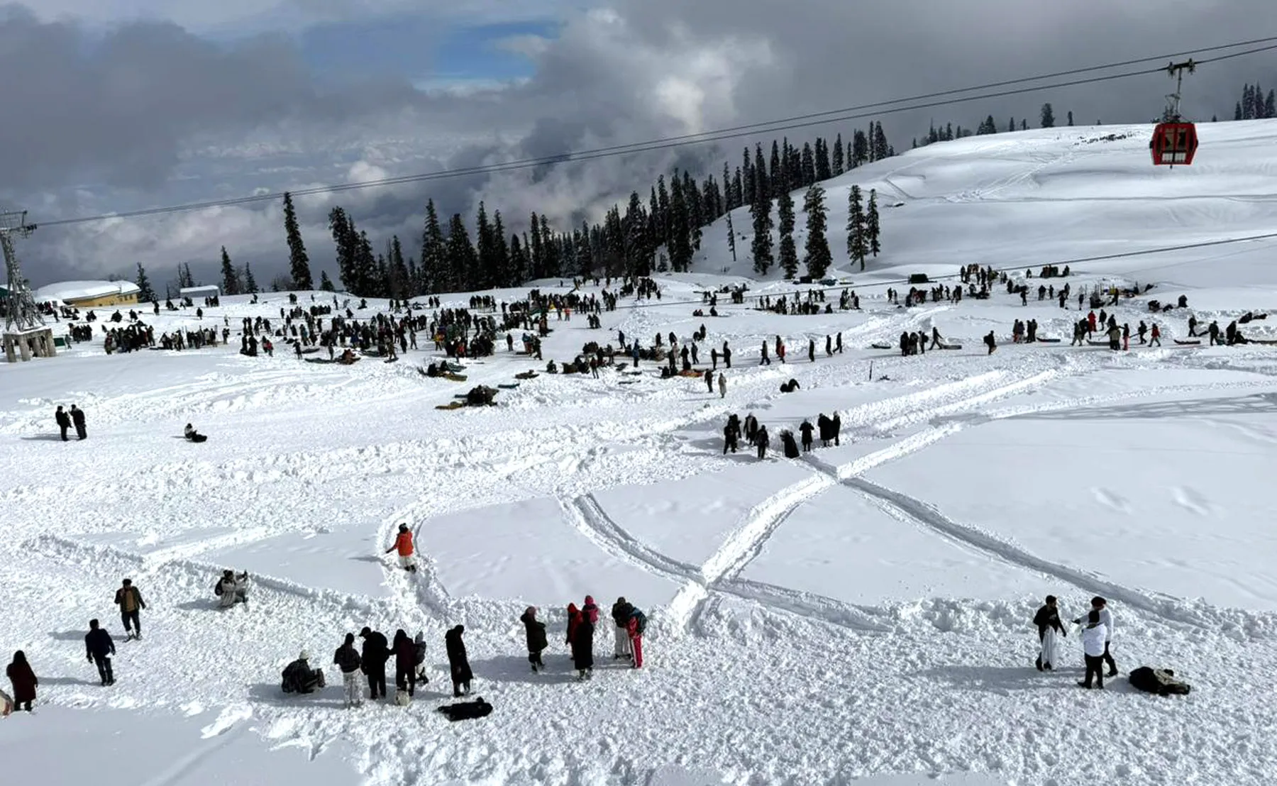 Gulmarg fully booked, Sonamarg at 70% occupancy as tourists flock to Kashmir snow