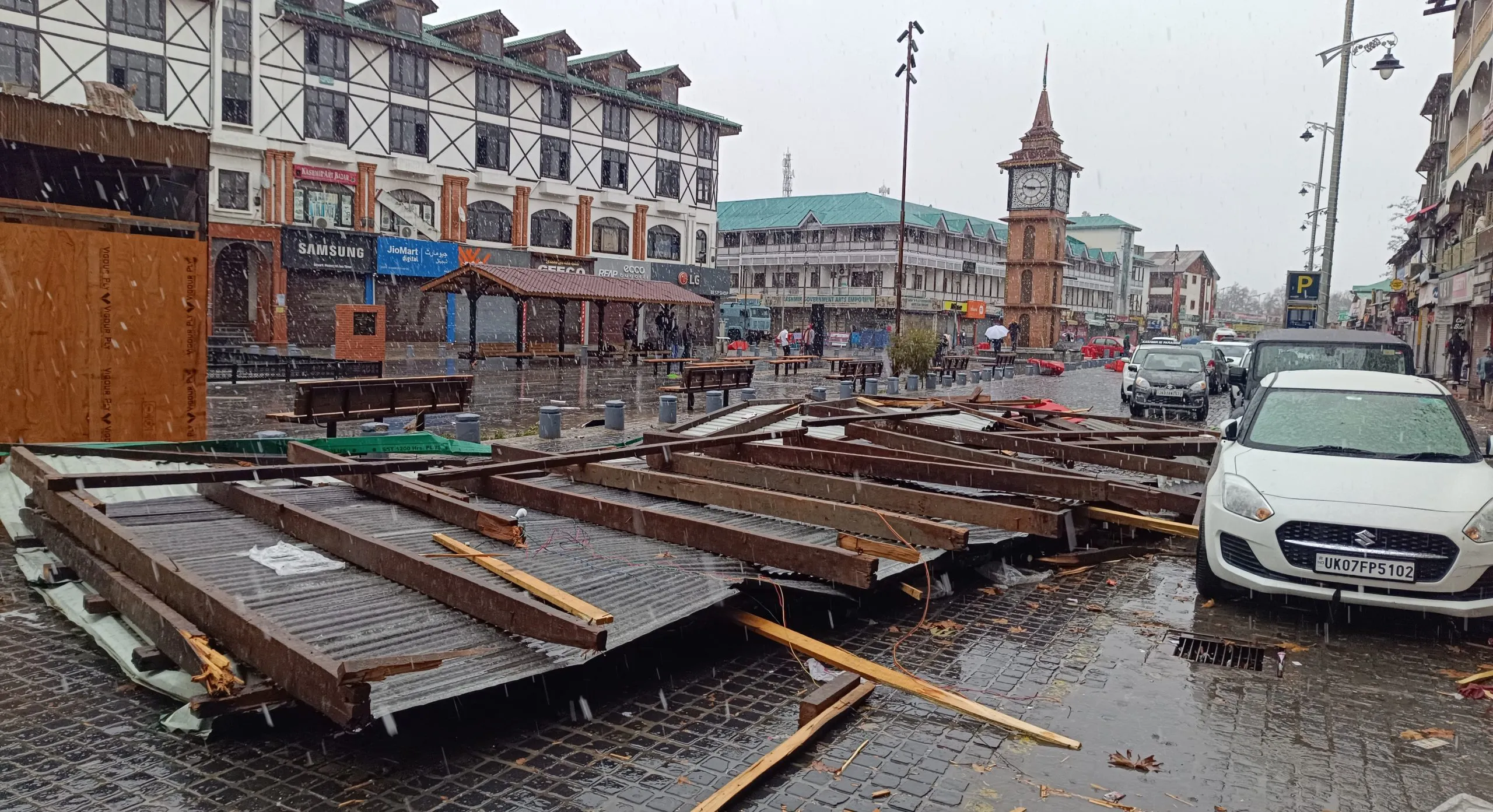 Heavy snowfall, gusty winds disrupt power supply across Kashmir; KPDCL restores 80% connectivity