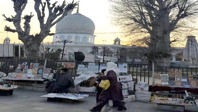 Hazratbal market turns pilgrim, tourist footfall into thriving local economy