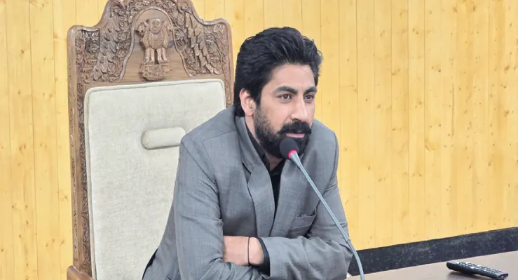 DC Baramulla emphasises collaborative role of media in promoting welfare schemes