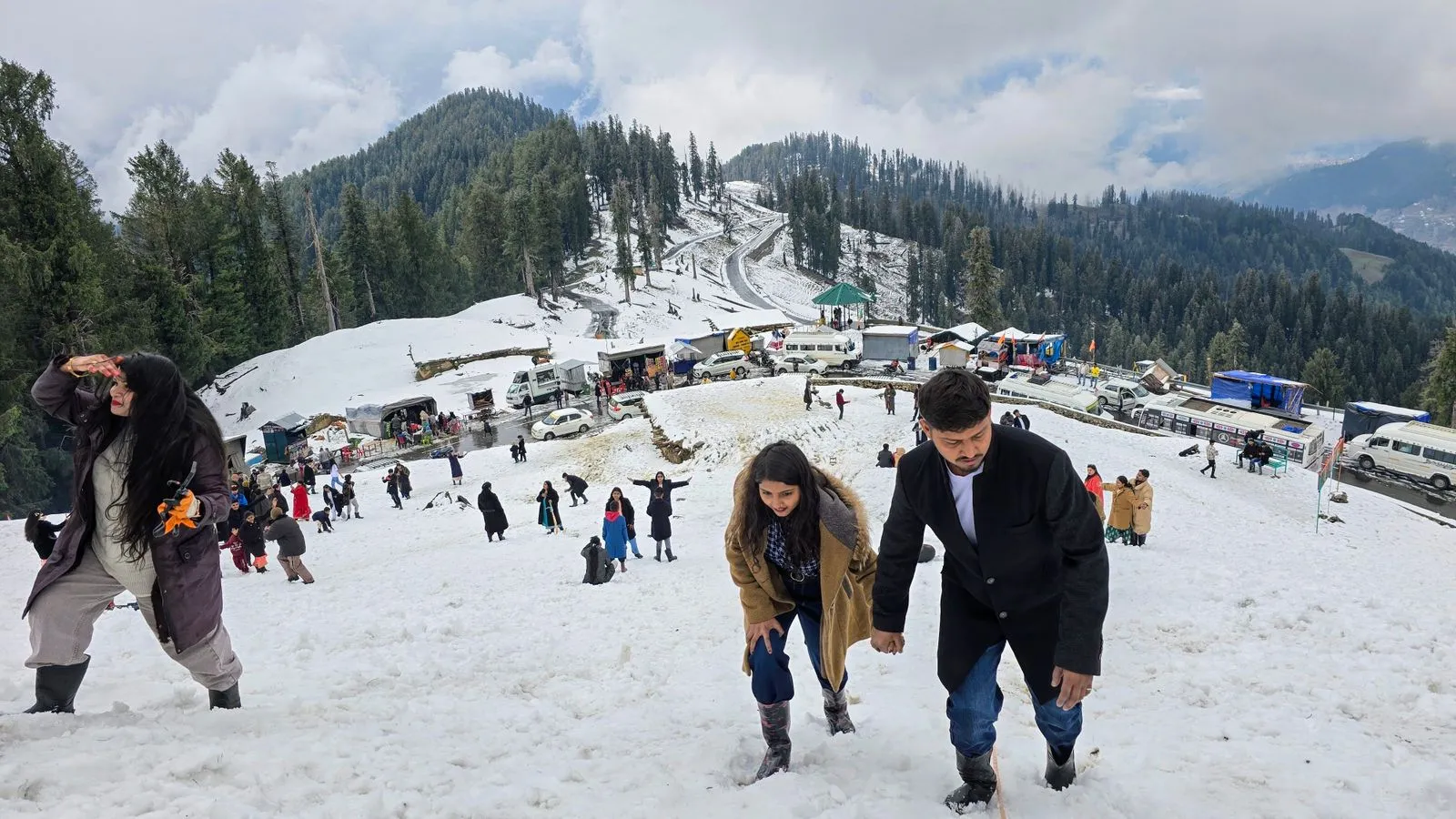 April snowfall brightens up tourism prospects in J-K’s Bhaderwah as hundreds throng Guldanda meadow